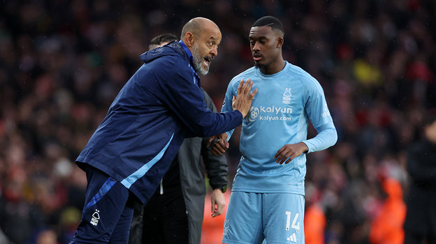 Нуну Эшпириту Санту и Каллум Хадсон-Одои. Главный тренер «Ноттингема» Нуну Эшпириту Санту и футболист Каллум Хадсон-Одои.