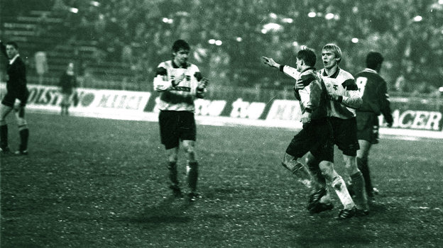 Юрий Тишков, Игорь Чугайнов и Андрей Талалаев в матче «Торпедо» — «Реал». 4 ноября 1992 года. Юрий Тишков, Игорь Чугайнов и Андрей Талалаев в матче «Торпедо» — «Реал». 4 ноября 1992 года.