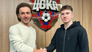 Генеральный директор ЦСКА Роман Бабаев и новичок армейцев Иван Ананьев.