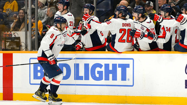 Нападающий «Вашингтона» Александр Овечкин (слева) с товарищами по команде празднуют гол в матче против «Нэшвилла». (4:1)