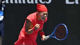 «Выгнала маму с трибуны». Одна из надежд России на Australian Open удивляет своим поведением и нарядами