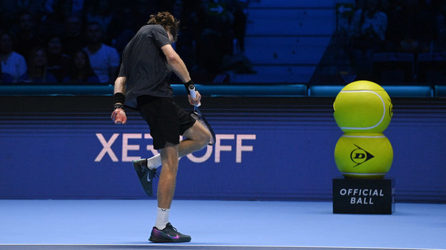 Андрей Рублев бьет себя ракеткой по колену.