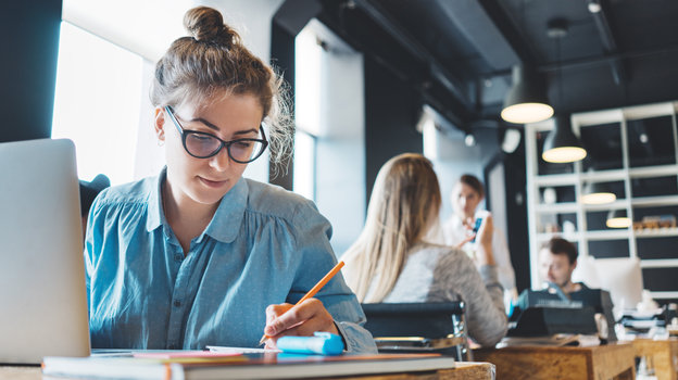 Девушка работает