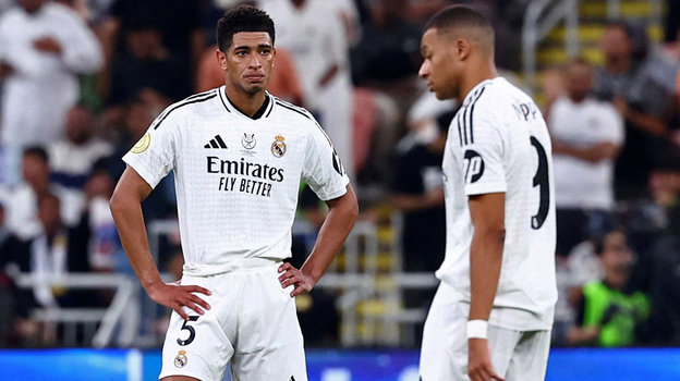 Футболисты Джуд Беллингем и Килиан Мбаппе после поражения в матче «Реал» — «Барселона» (2:5). 12 января. Джедда.