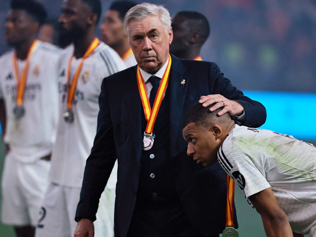 Карло Анчелотти и Килиан Мбаппе. Главный тренер «Реала» Карло Анчелотти и нападающий Килиан Мбаппе после поражения в матче «Реал» — «Барселона» (2:5). 12 января. Джедда.