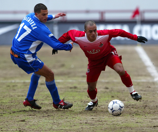 Милан Вьештица и Жулио Сезар. Футболисты Милан Вьештица и Жулио Сезар в матче «Локомотив» — «Зенит» (1:2). 22 марта 2003 года. Москва