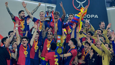 Игроки «Барселоны» празднуют победу в Суперкубке Испании. 12 января. Джедда