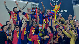 Игроки «Барселоны» празднуют победу в Суперкубке Испании. 12 января. Джедда