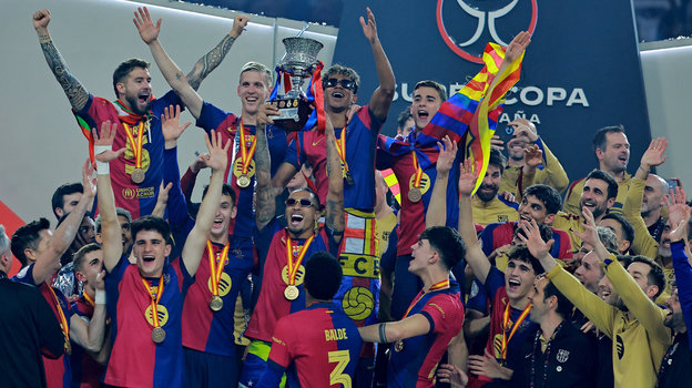 Игроки «Барселоны» празднуют победу в Суперкубке Испании. 12 января. Джедда