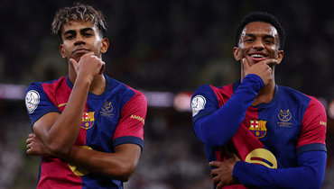 Футболисты Ламин Ямаль и Алехандро Бальде празднуют гол в матче «Реал» — «Барселона» (2:5). 12 января. Джедда.