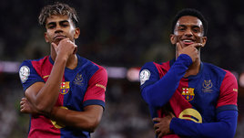 Футболисты Ламин Ямаль и Алехандро Бальде празднуют гол в матче «Реал» — «Барселона» (2:5). 12 января. Джедда.