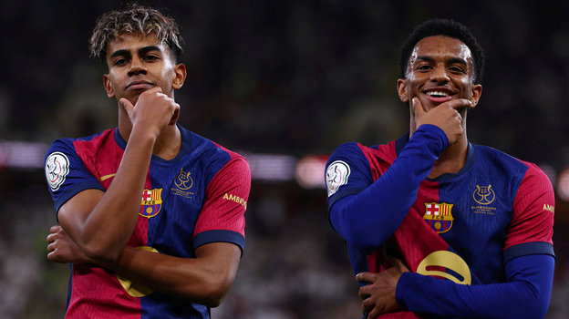 Футболисты Ламин Ямаль и Алехандро Бальде празднуют гол в матче «Реал» — «Барселона» (2:5). 12 января. Джедда.