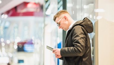 Покупатель в торговом центре.
