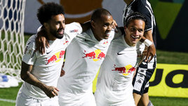 Футболисты Клауниьо, Алеррандро и Артур в матче за «РБ Брагантино». 2020 год