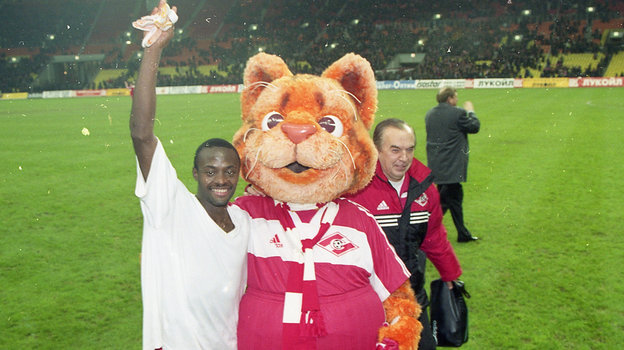 Жерри-Кристиан Тчуйсе и Юрий Васильков с талисманом «Спартака». Бывший футболист «Спартака» Жерри-Кристиан Тчуйсе и врач Юрий Васильков с талисманом команды. 2000 год