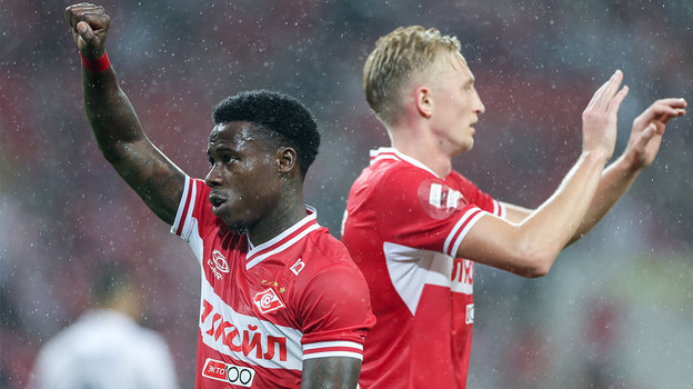 Футболисты Квинси Промес и Руслан Литвинов.