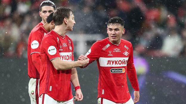 Манфред Угальде (справа) и Наиль Умяров. Футболисты «Спартака» Манфред Угальде и Наиль Умяров