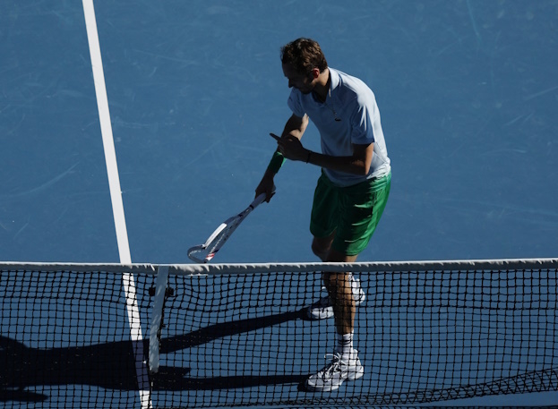 Даниил Медведев сломал ракетку и камеру во время матча первого круга Australian Open.