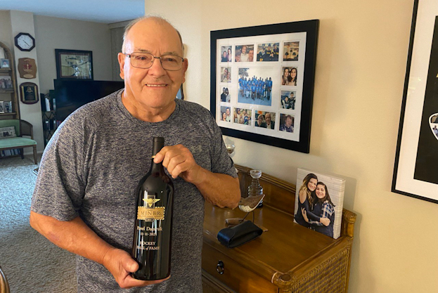 Скотти Боумэн с бутылкой вина от Павла Дацюка.