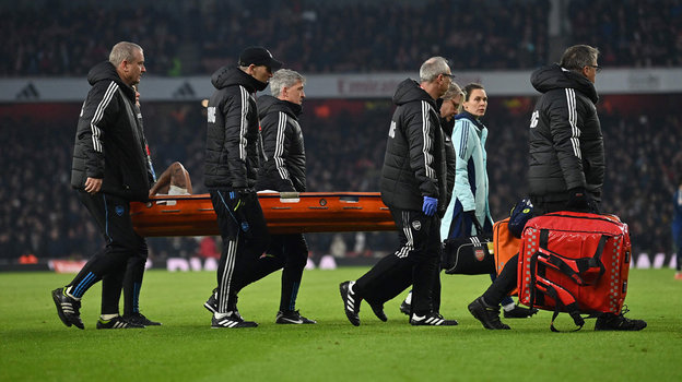 Габи Жезус покидает поле на носилках после травмы. Нападающий «Арсенала» Габи Жезус покидает поле на носилках после травмы в матче «Арсенал» — «Манчестер Юнайтед» (1:1, пен. 3:5). 12 января. Лондон
