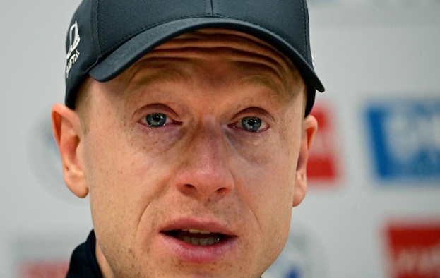 Йоханнес Бе расплакался на пресс-конференции, говоря о завершении карьеры.