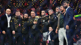 Ислам Махачев (пятый слева) со своей командой после победы над Ренато Мойкано на турнире UFC 311