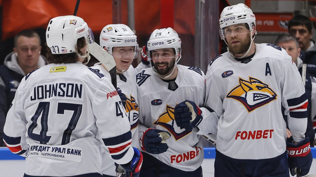 Люк Джонсон, Александр Петунин, Даниил Вовченко и Робин Пресс. Хоккеисты «Металлурга» Люк Джонсон, Александр Петунин, Даниил Вовченко и Робин Пресс.