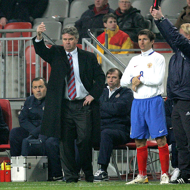 Гус Хиддинг и Евгений Алдонин. Главный тренер сборой Россиии Гус Хиддинг и полузащитник Евгений Алдонин. 2007 год