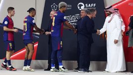 Футболисты «Барселоны» на церемонии награждения после матча Супекубка Испании «Реал» — «Барселона» (2:5). 12 января. Джедда.