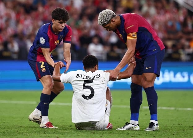 Пау Кубарси, Джуд Беллингем и Рональд Араухо. Футболисты Пау Кубарси, Джуд Беллингем и Рональд Араухо в матче «Реал» — «Барселона» (2:5). 12 января. Джедда.