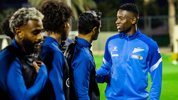 Луис Энрике (справа) на тренировке «Зенита». Футболист «Зенита» Луис Энрике на тренировке