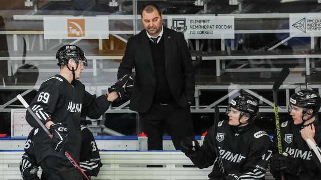 Марат Аскаров и игроки «Челмета». Главный тренер «Челмета» Марат Аскаров