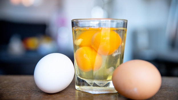 Сырые яйца в стакане