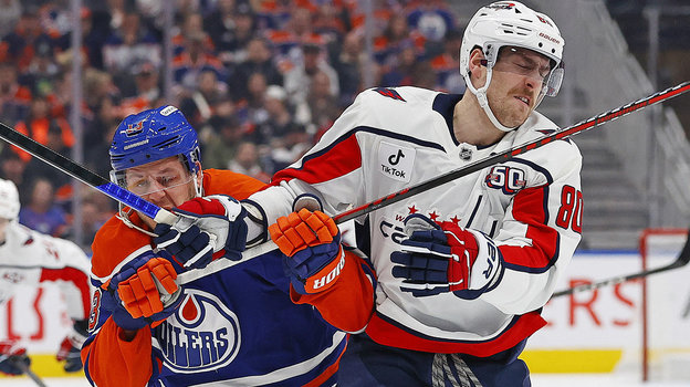 Хоккеисты Маттиас Янмарк и Пьер-Люк Дюбуа в матче «Эдмонтон» — «Вашингтон» (2:3)