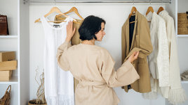 Девушка разбирает гардероб