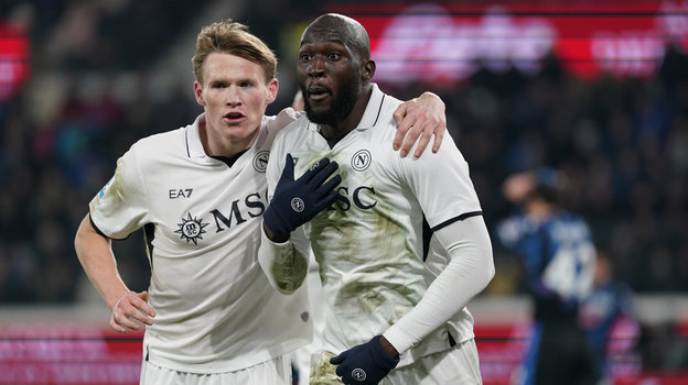 Скотт Мактоминей и Ромелу Лукаку («Наполи»).