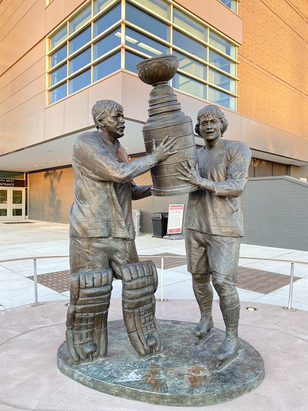 Статуя Берни Парана и Бобби Кларка около арены Wells Fargo Center.