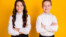 Мальчик и девочка на желтом фоне