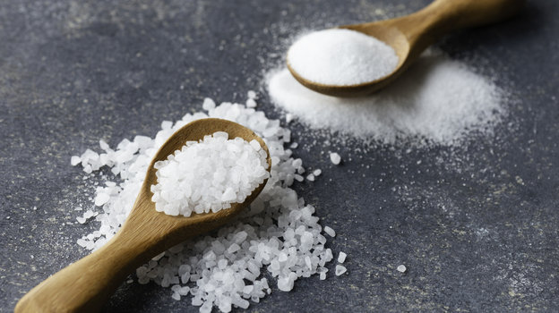Соль в деревянных ложках на столе