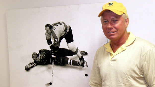 Бобби Кларк на фоне фотографии с матча «Филадельфия» — ЦСКА 1976 года. Бобби Кларк на фоне фотографии с матча «Филадельфия» — ЦСКА 1976 года