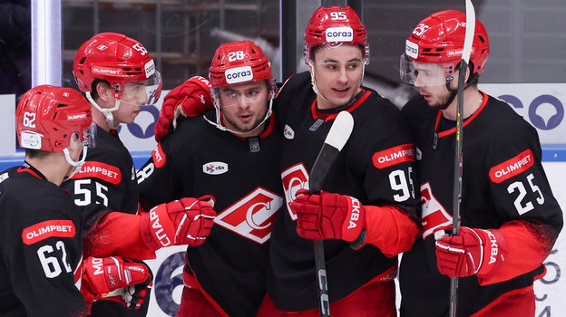 Хоккеисты «Спартака» празднуют победу в матче «Спартак» — «Локомотив» (4:2).