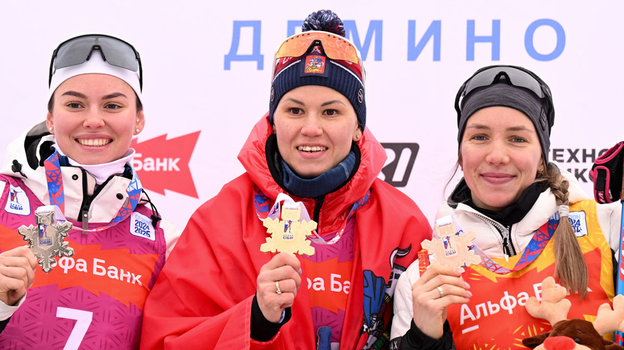 Биатлонистки Виктория Метеля, Кристина Резцова и Наталия Шевченко