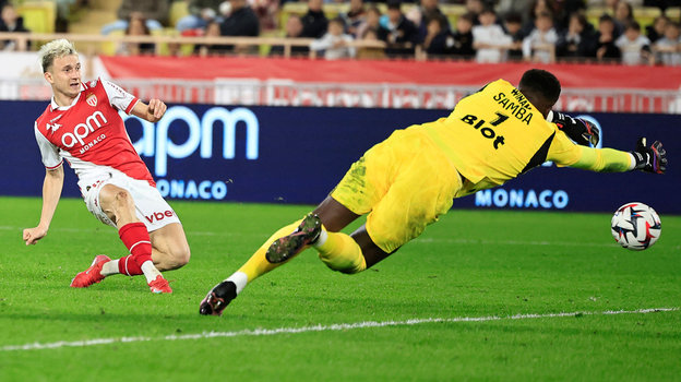 Футболист Александр Головин забивает гол в матче «Монако» — «Ренн» (3:2). 25 января. Монако.