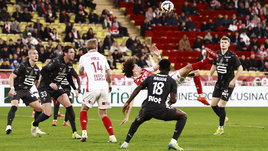 Футболист Магнес Аклиуш забивает гол через себя в матче «Монако» — «Ренн» (3:2). 25 января. Монако