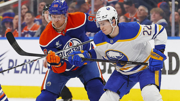 Хоккеисты Джек Куинн и Кори Перри в матче «Эдмонтон» — «Баффало» (3:2).