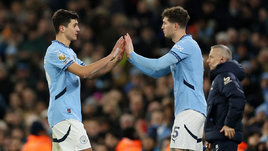 Футболисты Абдукодир Хусанов и Джон Стоунз в матче «Манчестер Сити» — «Челси» (3:1). 25 января. Манчестер