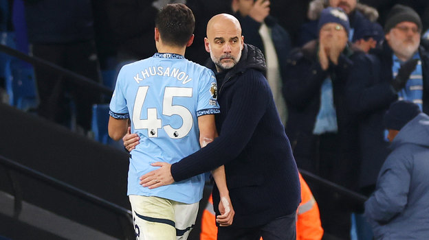 Абдукодир Хусанов и Хосеп Гвардиола. Абдукодир Хусанов и Хосеп Гвардиола в матче «Манчестер Сити» — «Челси» (3:1). 25 января. Манчестер