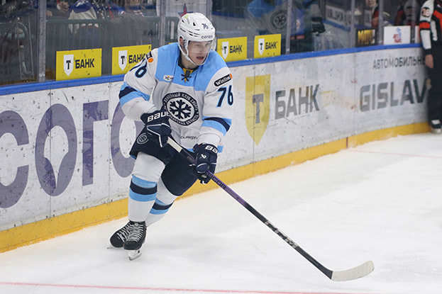 Тимур Ахияров. Защитник «Сибири» Тимур Ахияров.