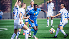 Вингер «Зенита» Луис Энрике (в центре) в матче против «Динамо» (3:1).