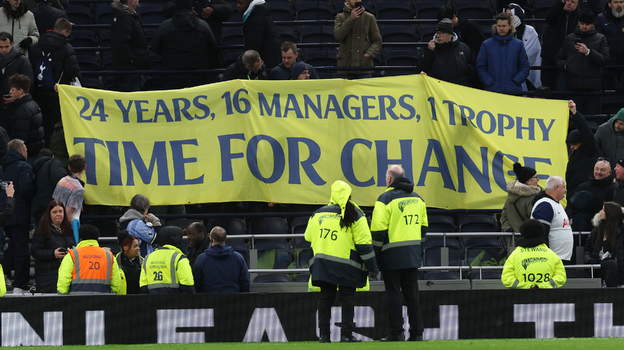 Баннер болельщиков «Тоттенхэма»: «24 года, 16 тренеров и 1 трофей... время перемен».
